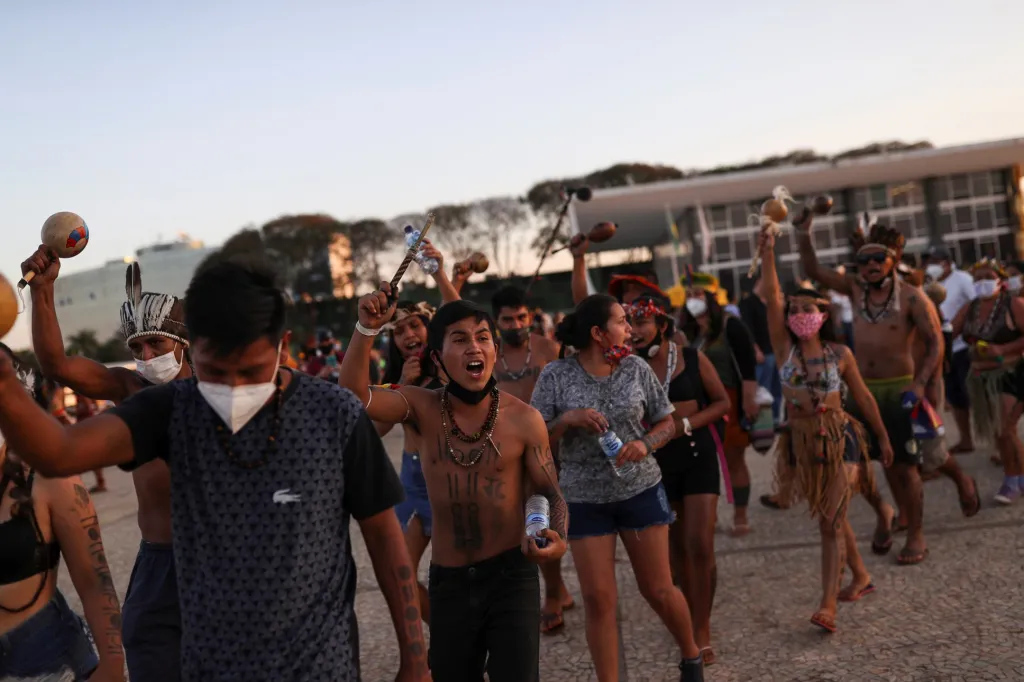 Do hlavního města Brazílie dorazily stovky zástupců jiných kmenů, kteří se obávají, že výrok Nejvyššího soudu v blízké době postihne i je
