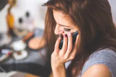 Příliš dlouhé telefonování mobilem škodí srdci. Vědci doporučují méně než půl hodiny týdně