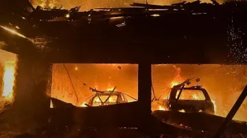 Hasiči zasahují na místě ruského dronového útoku v Kyjevské oblasti
