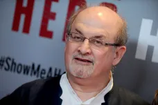 Svoboda slova je ohrožena, řekl Rushdie ve svém prvním veřejném vystoupení po útoku