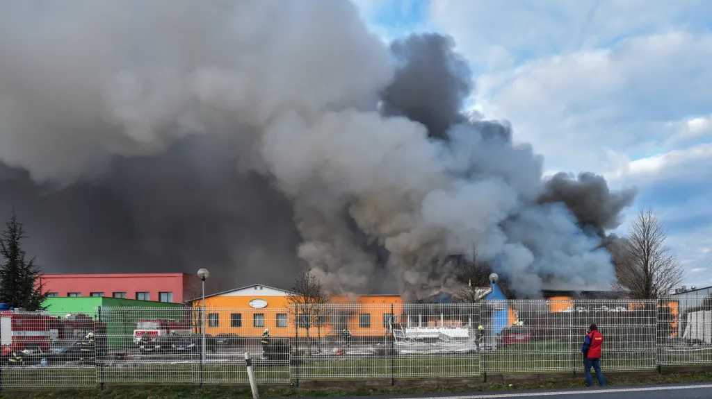 Hasiči zasahují v průmyslovém areálu v Turnově-Vesecku