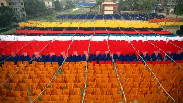 Ruční barvení látek v textilní továrně ve městě Dhaka v Bangladéši