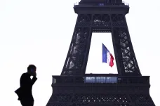 Macron změnil barvu francouzské vlajky, rozhodl se pro námořnickou modř, upozorňují média