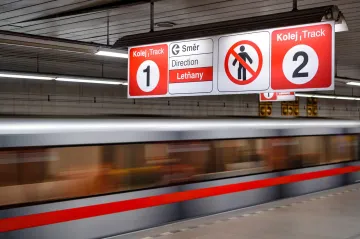 Provoz metra na lince C přerušila srážka s člověkem