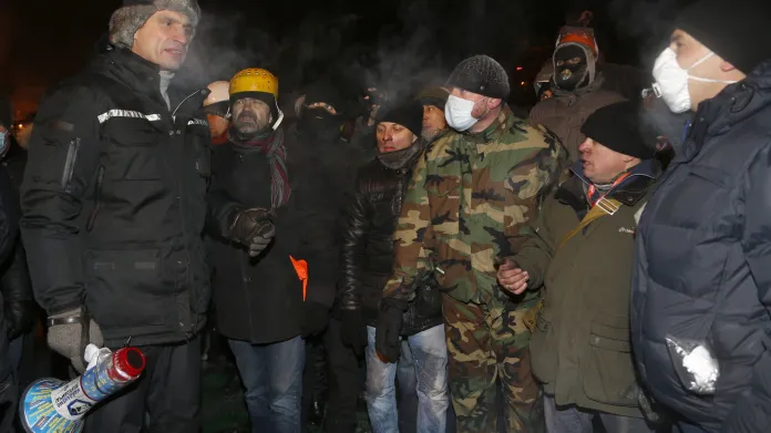 Opoziční vůdce Vitalij Klyčko s demonstranty