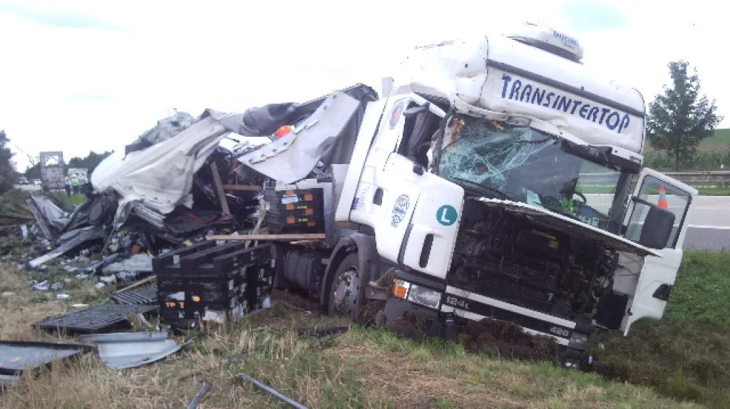 Nehoda kamionu na D2