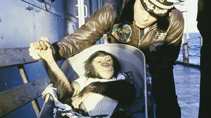 Ham po otevření kabiny na výsadkové lodi