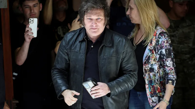 Javier Milei během prezidentských voleb odvolil v Buenos Aires