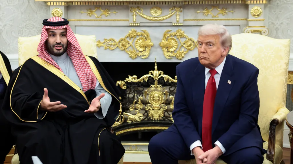 Saúdský korunní princ a premiér Mohamed bin Salmán hovoří během setkání s americkým prezidentem Donaldem Trumpem v Oválné pracovně Bílého domu.