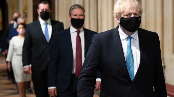 Boris Johnson přichází do parlamentu