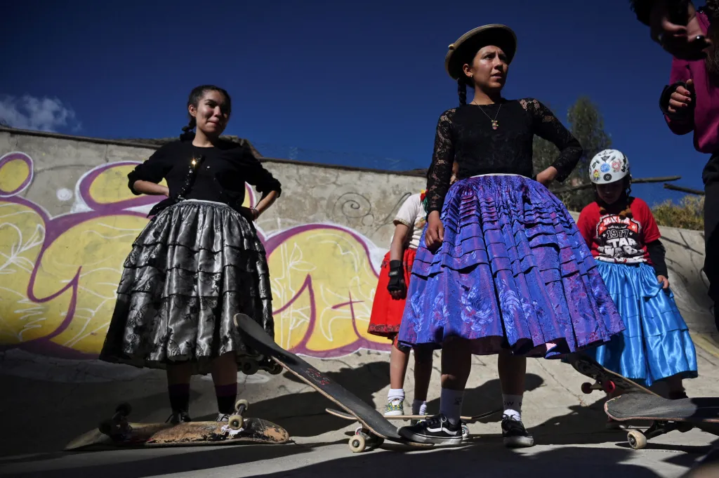Bolivijské „cholitas“ předvádí své schopnosti na skateboardu