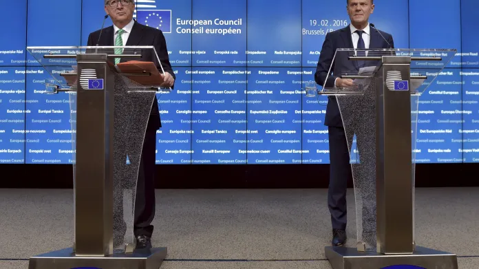 Jean-Claude Juncker a Donald Tusk na brífinku po summitu EU