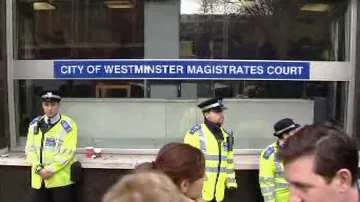 Policie před budovou londýnského soudu