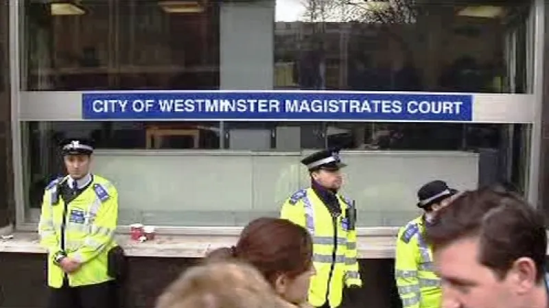 Policie před budovou londýnského soudu