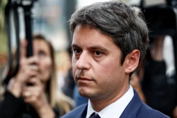 Macron odmítl demisi francouzského premiéra Attala