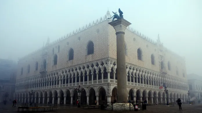 Dóžecí palác na náměstí svatého Marka v Benátkách je jednou z nejlepších ukázet benátské gotiky. Sídlil tu dóže, místní vládce volený doživotně nejvyššími představiteli města a státu