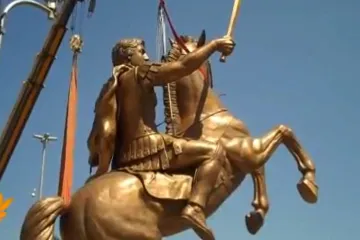 Makedonci dráždí obří sochou Alexandra Velikého