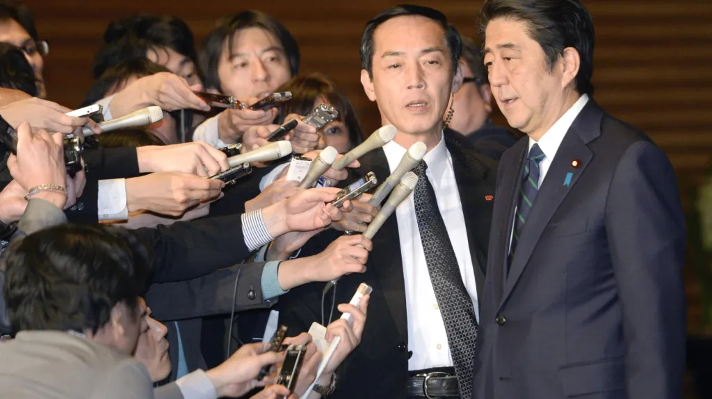 Japonský premiér Šinzó Abe mluví s novináři