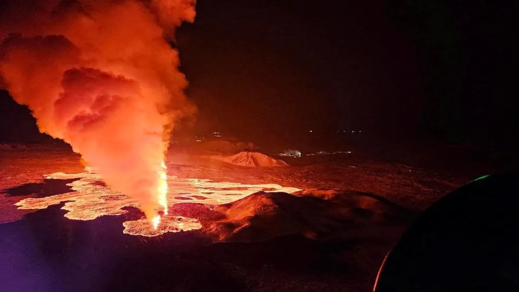Sopečné erupce na poloostrově Reykjanes jsou takzvané puklinové erupce, které obvykle nezpůsobují velké výbuchy ani výrazné rozptýlení popela do stratosféry