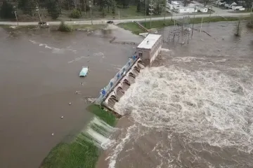 V Michiganu se protrhly dvě přehrady. Tisíce lidí se evakuují