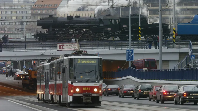 Zajímavý snímek ukazuje, jak běh času leccos mění. V roce 2004 jistě nebyl hlavním motivem k jejímu vytvoření průjezd tramvaje T6A5 na lince 9, nýbrž zkoušky nového mostu u Bulhara, které prováděly parní lokomotivy