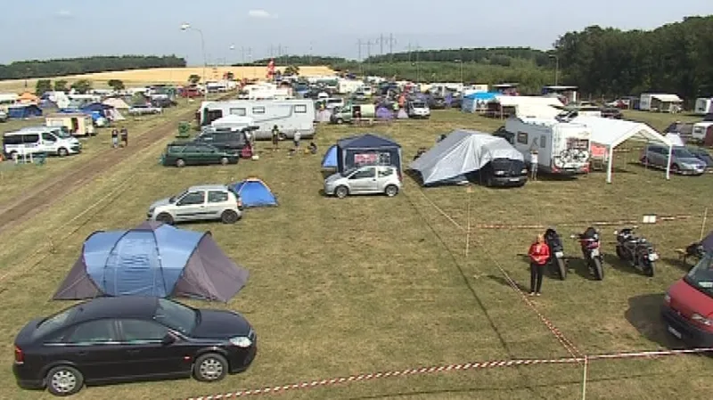 Kempy se zaplní během noci a sobotního dopoledne