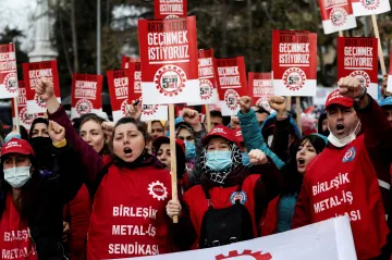 Turecká lira se dále propadá, centrální banka oznámila další intervence