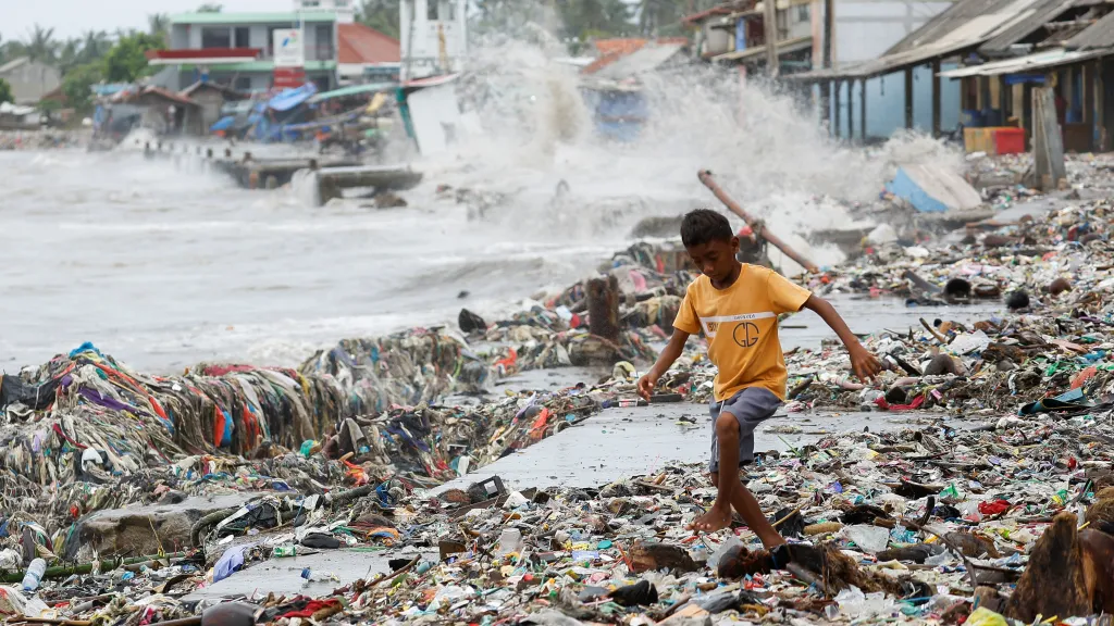 Indonésie patří mezi země s největší produkcí plastového odpadu. Ten pak končí v moři