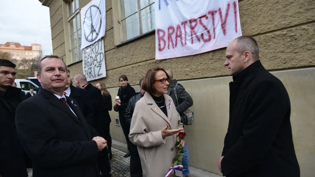 Rektor Univerzity Karlovy Tomáš Zima a primátorka Adriana Krnáčová žádají o povolení projít zábranou na Albertově
