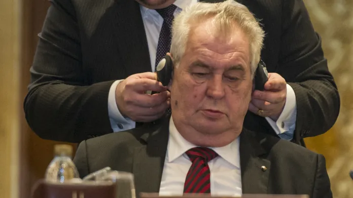 Jindřich Forejt nasazuje sluchátka prezidentu Miloši Zemanovi