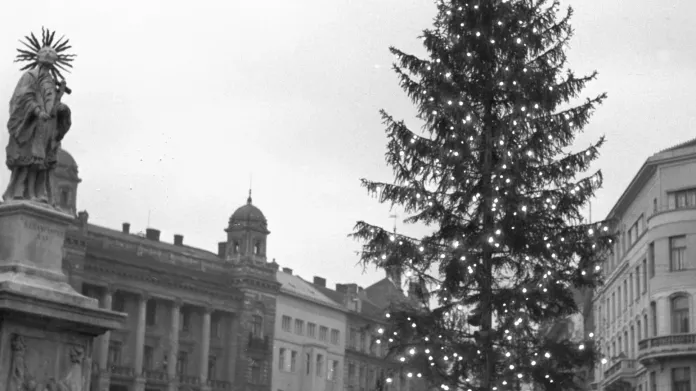 Vánoční strom na brněnském náměstí Svobody (1947)