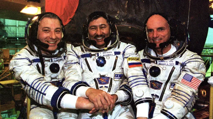Posádka, která přepravila do vesmírnu prvního turistu – Dennise Tita (vpravo)