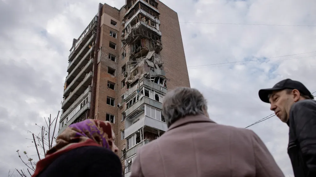 Ilustrační foto — Poškozený bytový dům v Charkově po ruském útoku, snímek ze 4. dubna 2024
