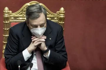 Italští poslanci podle očekávání vyslovili důvěru vládě Maria Draghiho