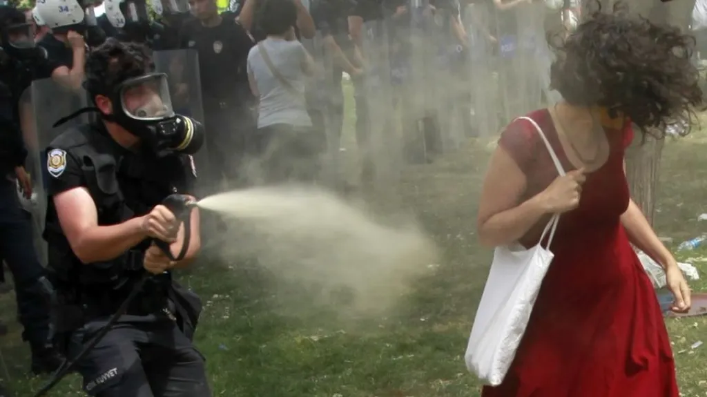 Dívka v červených šatech jako symbol protivládních demonstrací v Turecku