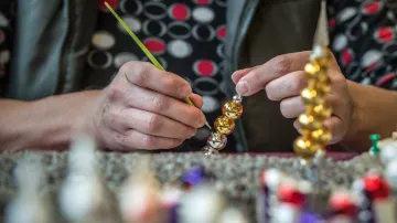 Ruční výroba vánočních ozdob z foukaných perel v Poniklé
