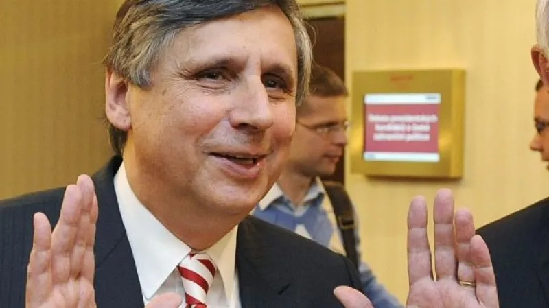 Jan Fischer splatil dluhy