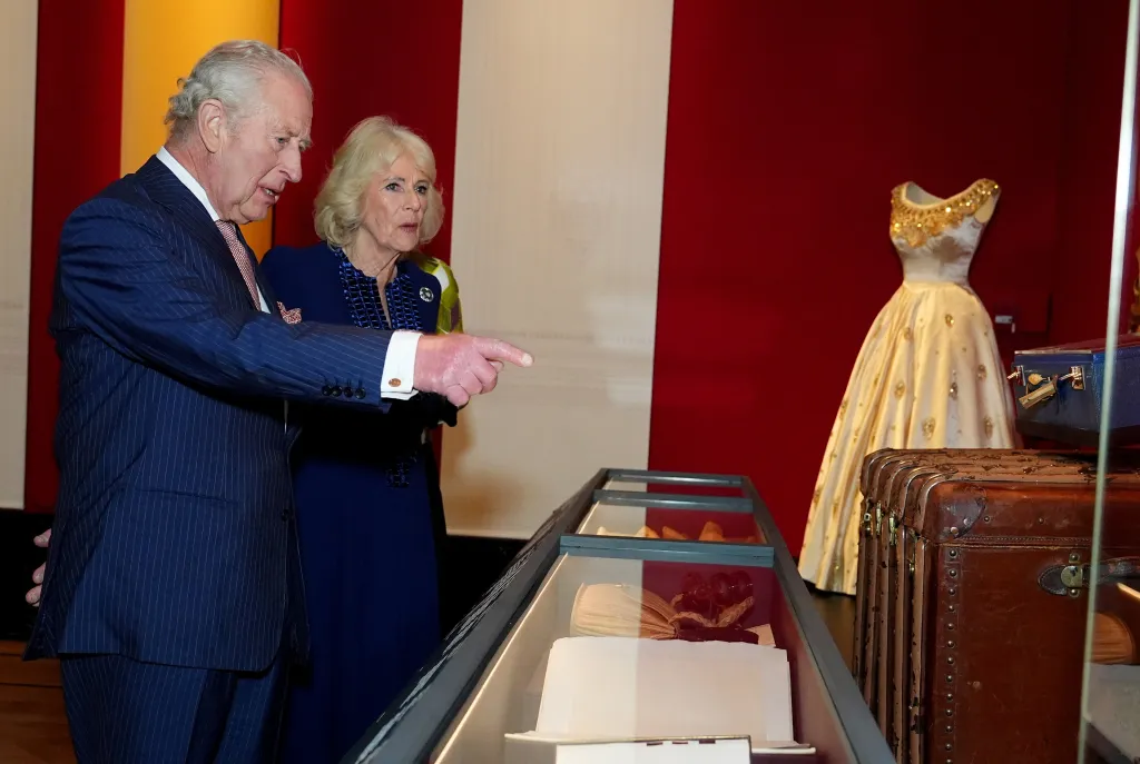 Král Karel III. a královna Camilla si prohlédli výstavu Královna Alžběta II.: Její stylový život, která je k vidění v Královské galerii v Buckinghamském paláci v Londýně