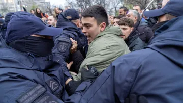 Studenti se střetli s policií v Bělehradě po komunálních volbách, kolem nichž se vznáší podezření z podvodů