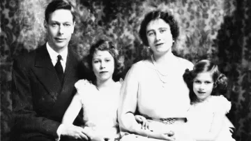 Alžběta II. (uprostřed) s rodiči a sestrou Margaret