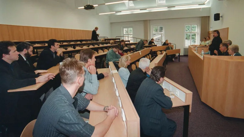 Posluchárna Vysoké školy Karlovy Vary na snímku ze září 2001