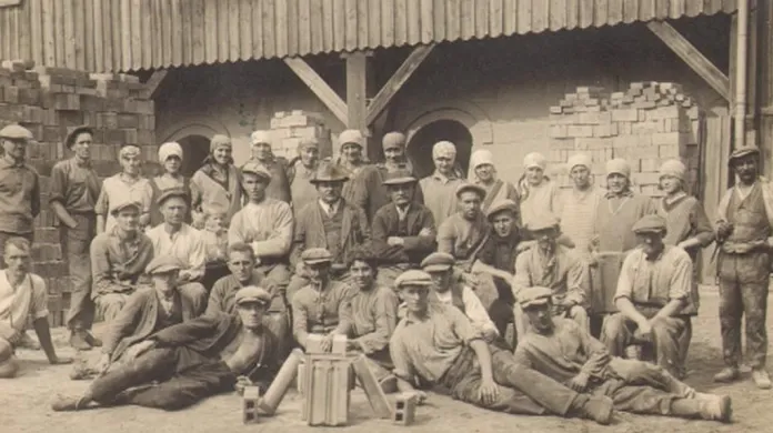 Fotografie pracovníků někdejší cihelny v Šárovcově Lhotě