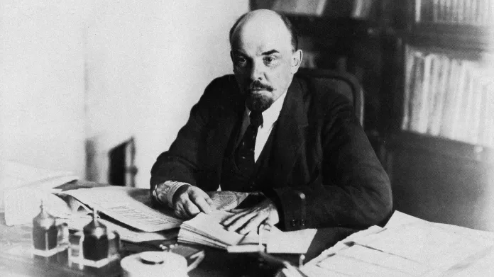 Lenin při studiu ve svém bytě v Kremlu, 1918