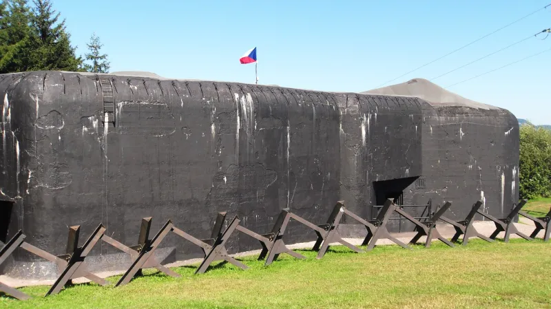 Čeští ježci před českými pohraničními pevnostmi