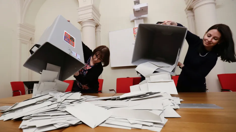 Otevírání volebních uren v Praze