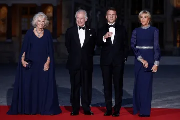 Karel III. přiletěl do Paříže, Macron mu uspořádal recepci ve Versailles
