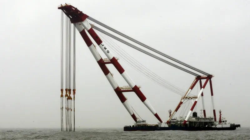 Jeřáb, který se má pokusit narovnat vrak trajektu