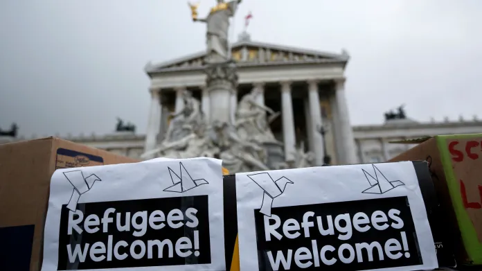 Demonstrace na podporu uprchlíků před rakouským parlamentem