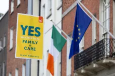 Irové hlasují o další modernizaci konzervativní ústavy. Referenda se týkají postavení žen a nesezdaných párů