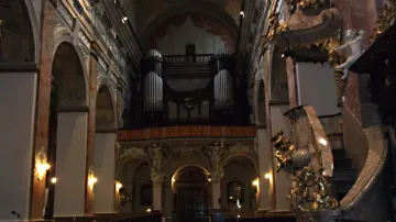 "provizorní" varhany do interiéru  kostela na první pohled nezapadají